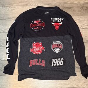 NBA Vintage Men's Chicago Bulls Multi-Logo Long Sleeve Shirt Size Medium Unisex